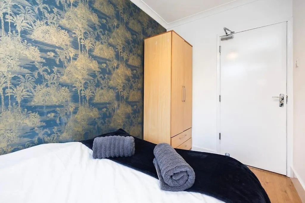 12 Halstead Niu Apartment London 0*,