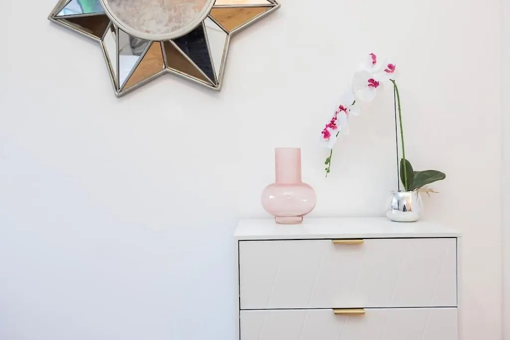 12 Halstead Niu Apartment London United Kingdom