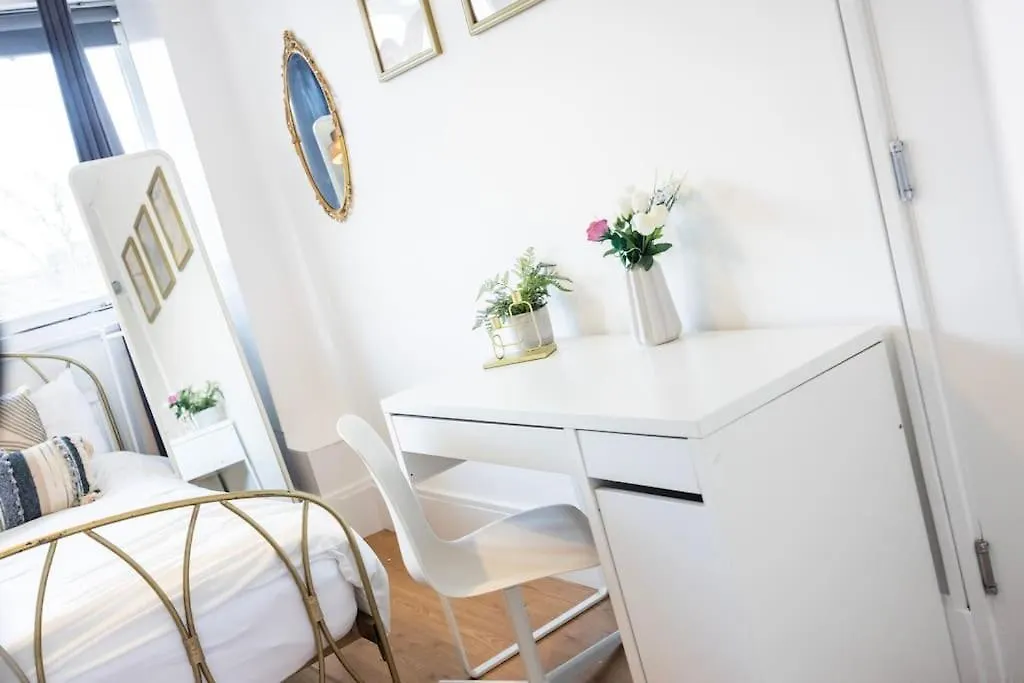 12 Halstead Niu Apartment London United Kingdom