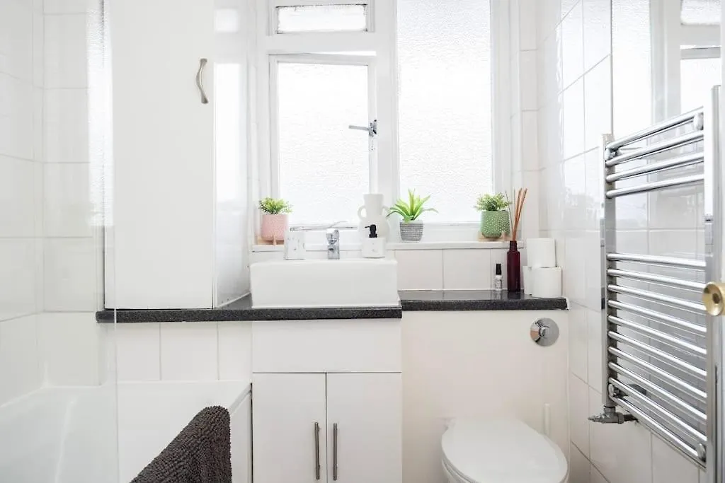 12 Halstead Niu Apartment London 0*,  United Kingdom